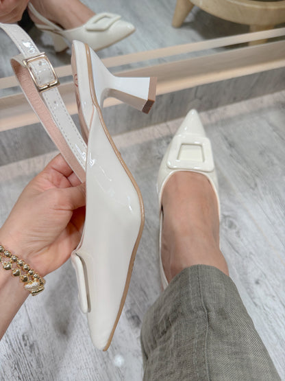 Stilettos de charol, chic buckle