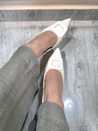 Stilettos de charol, chic buckle