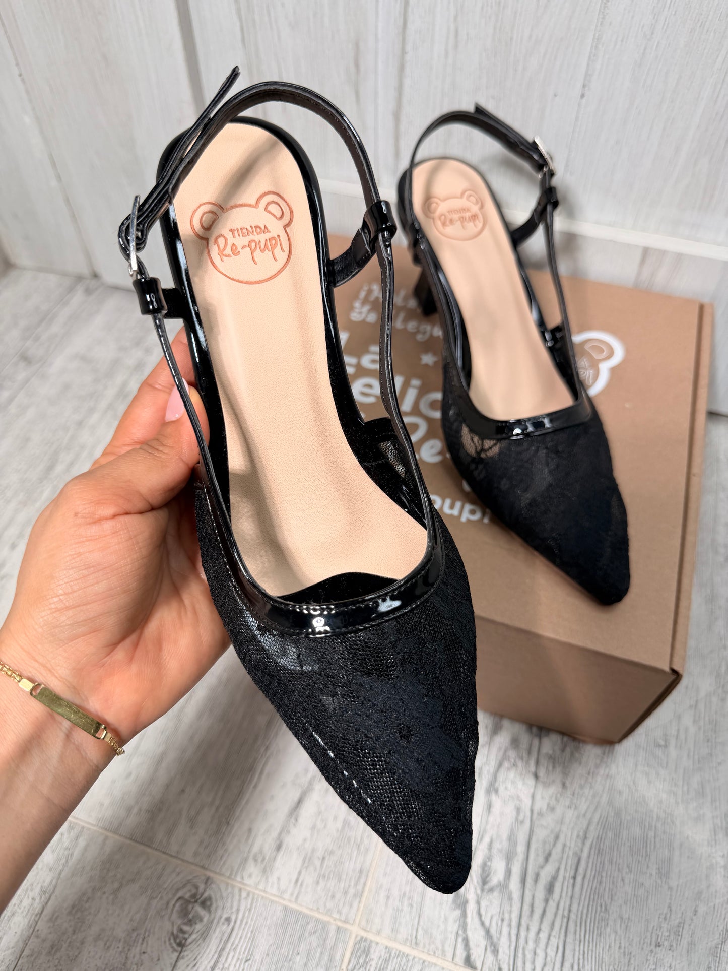 Stilettos Slingback de encaje y charol negro