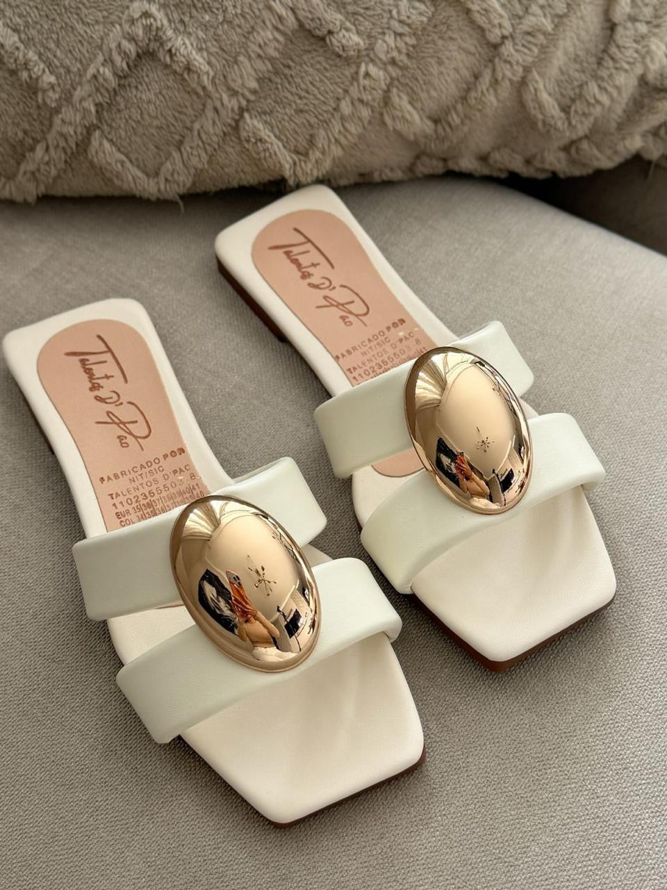 Sandalia plana con aplique dorado