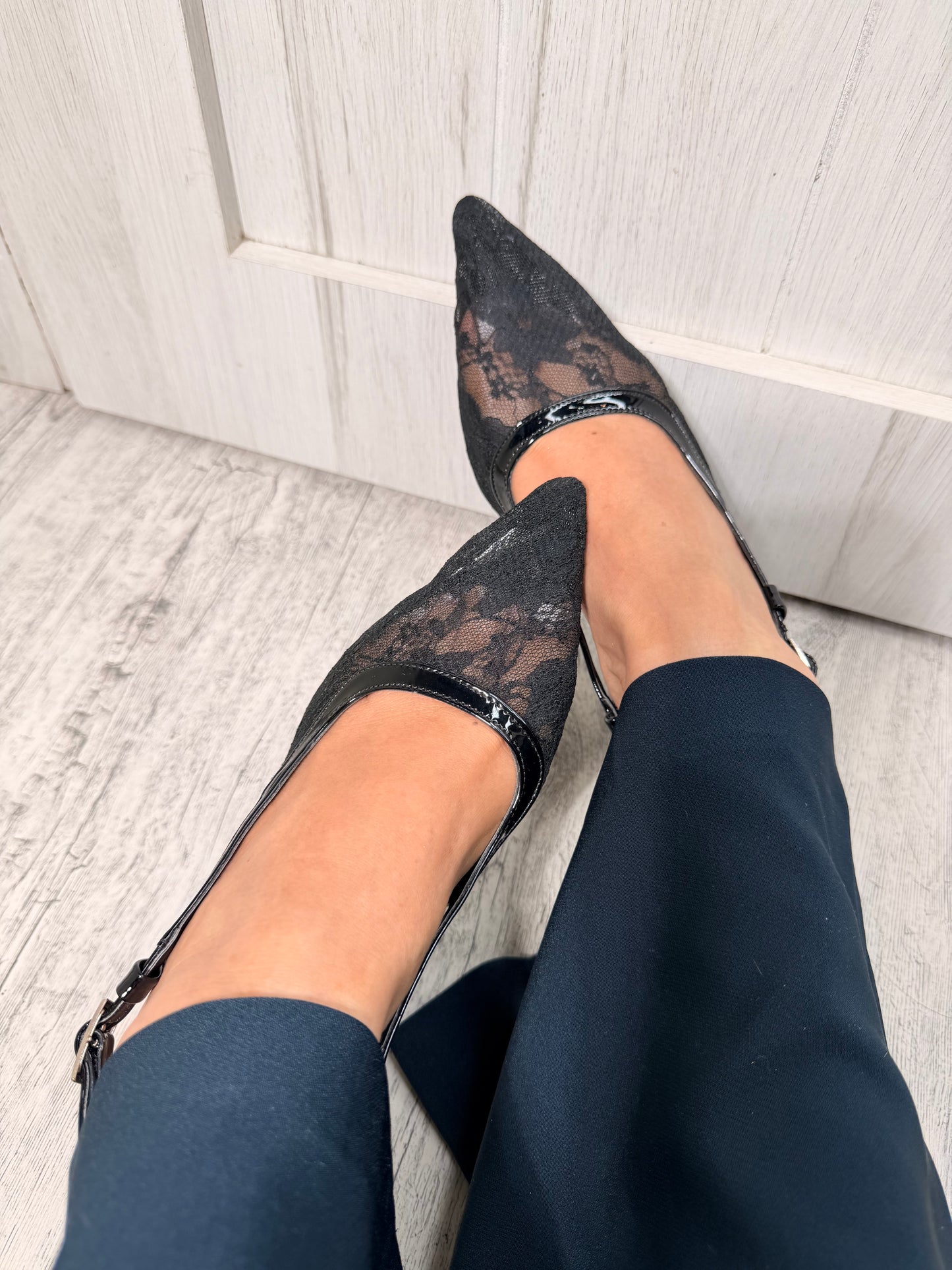 Stilettos Slingback de encaje y charol negro