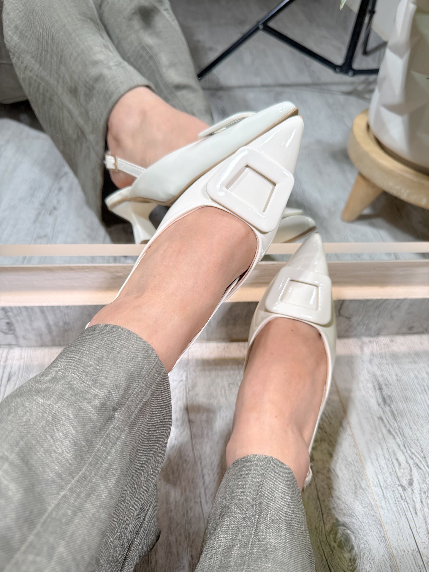 Stilettos de charol, chic buckle