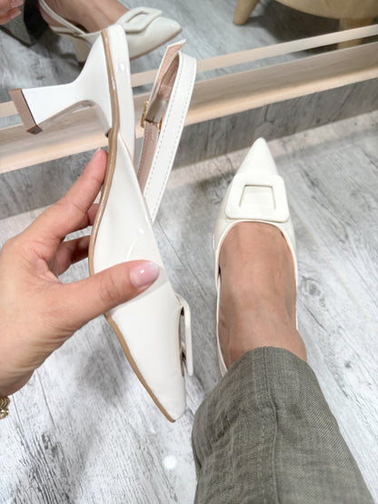 Stilettos de charol, chic buckle