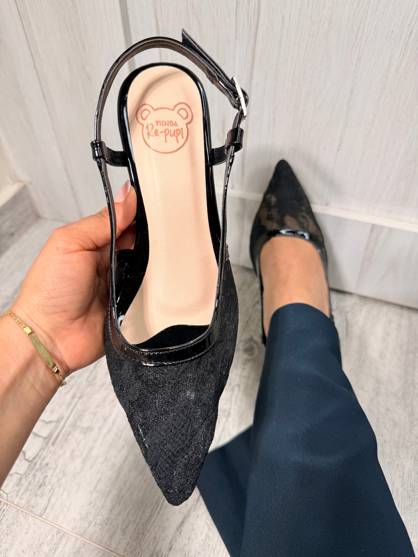 Stilettos Slingback de encaje y charol negro