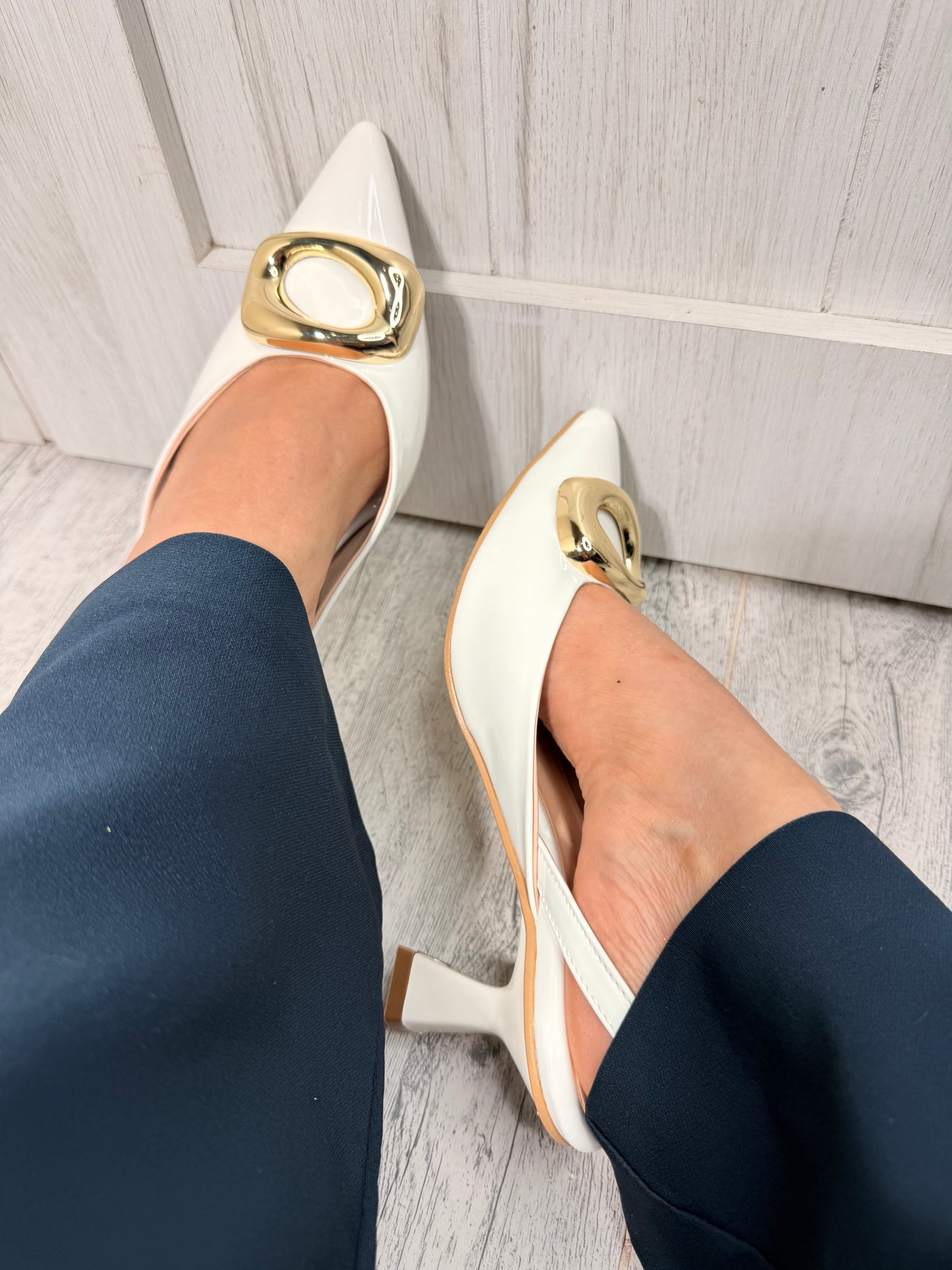 Stilettos stingback blanco con eslabón dorado