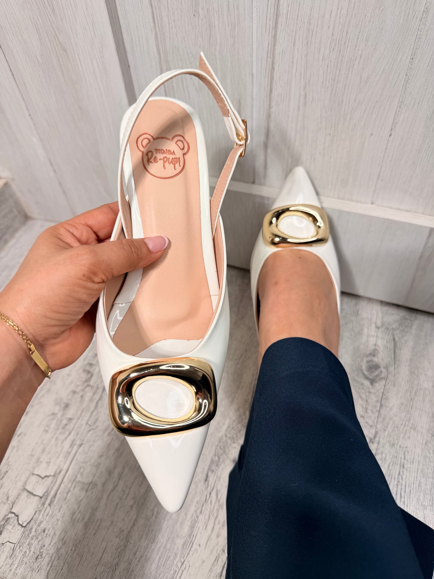Stilettos stingback blanco con eslabón dorado
