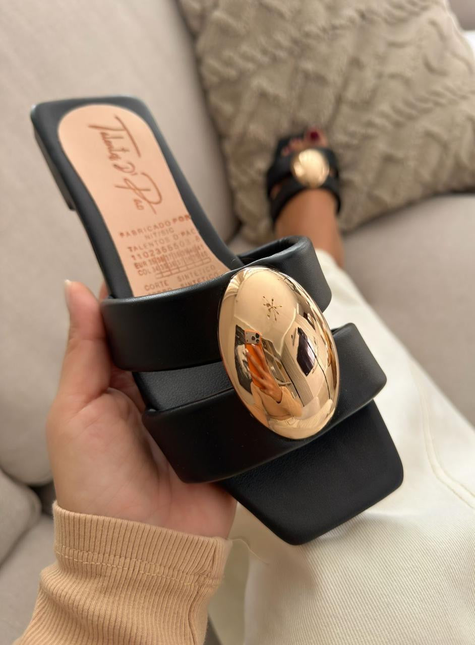 Sandalia plana con aplique dorado