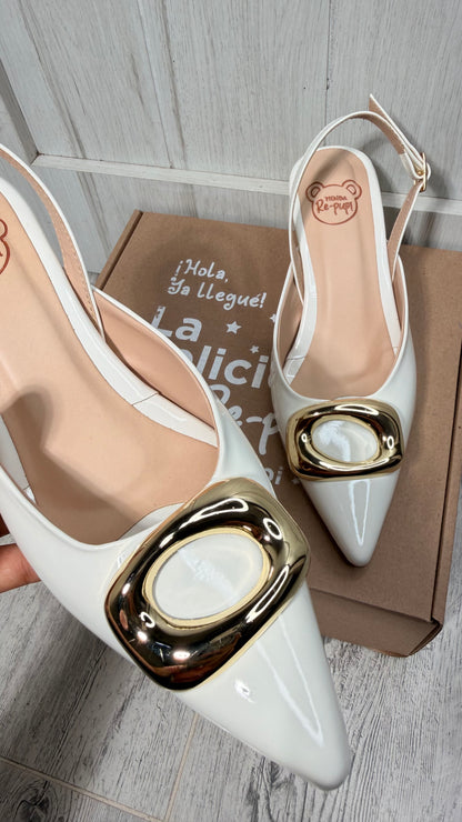 Stilettos stingback blanco con eslabón dorado