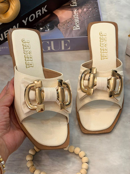 Sandalia plana, elegancia y lujo