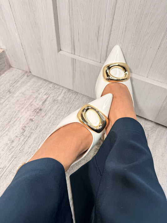 Stilettos stingback blanco con eslabón dorado